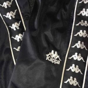  - Raka i benen, knappar som går att knäppa upp längst vaden. En knapp fattas (se bild) men det har inte stört mig. Jag la märket till en hål som heller inte stört mig tidigare.  Vid snabb affär kan priset diskuteras.  🌸🌸🌸