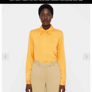  - Helt oanvänd silkesskjorta från j.lindeberg. Nypris 2000kr. Fortfarande i plastförpackningen. Storlek 36. 