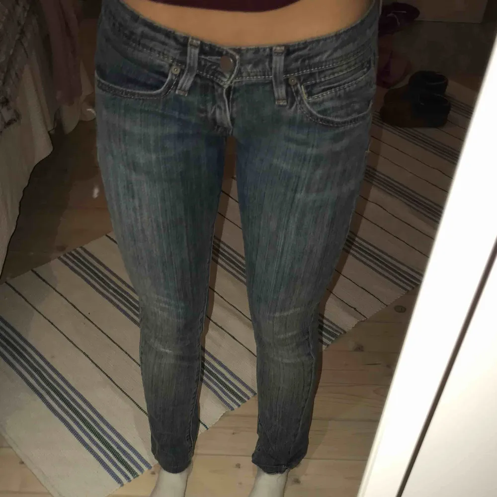 Tighta snygga blå Levi’s-jeans. Låg midja och smal passform. Modell 493 skinny fit i 25/32👍. Jeans & Byxor.