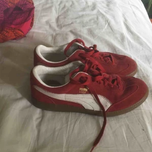  - Ett par retro puma skor i storlek 36,5 (uppskattningsvis, inte märkta). Äkta läder, klarröda, väldigt bra skick. Frakt tillkommer. 