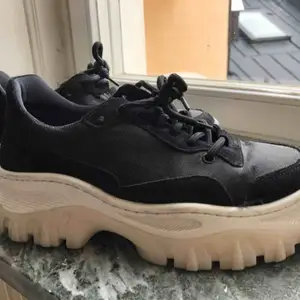 Trendiga chunkysneakers från Bronx söker nytt hem! Lite slitage, men kommer bli redligt fräscha med en liten tvätt. Använda ca. 7 ggr. Fräscha inuti! Säljes pga fel storlek. Inköpspris var 1500kr. 🌟