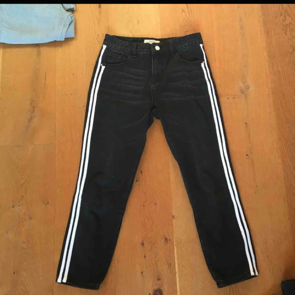 Svarta jeans med vita stripes på sidorna från Boohoo. 150kr inkl. frakt. Jeans & Byxor.