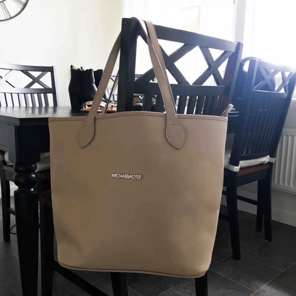 Michael kors kopia. Fint skick, ganska stor, knappt använd. 100kr, hämtas i Karlstad eller fraktas om köparen betalar frakten. Accessoarer.