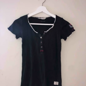  - Ord. pris: 595:- T-shirt från Odd Molly (bra skick)  Meddela vid intresse av fler bilder eller ang pris!  Kram! 