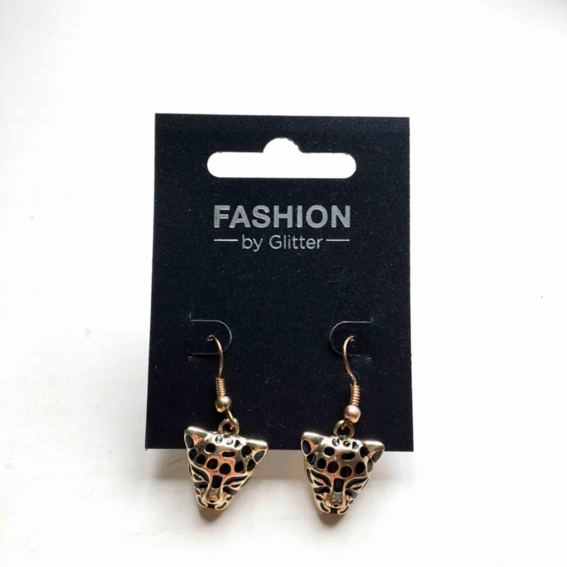 Oanvända örhängen 