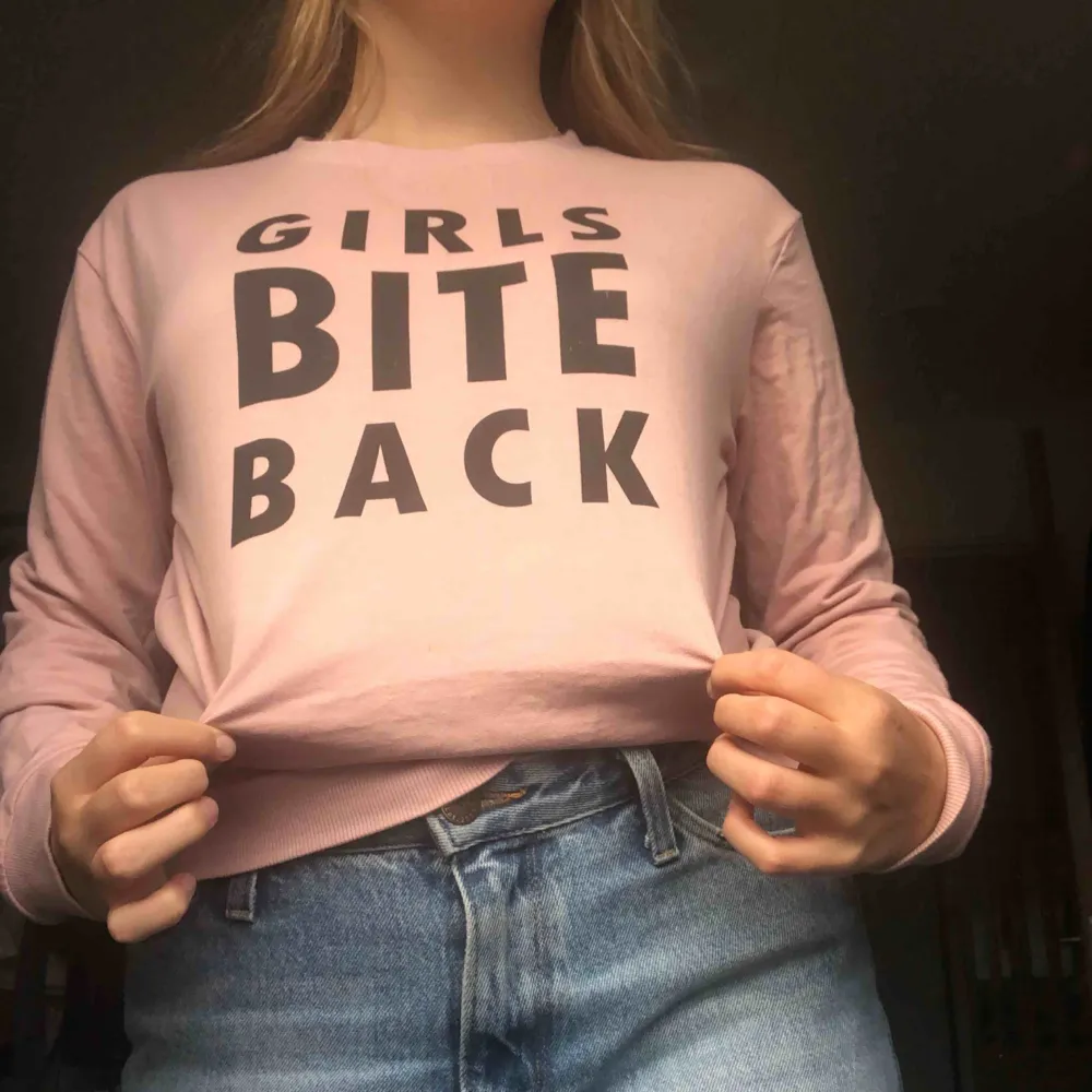 Ljusrosa tröja med ”girls bite back” tryck från H&M. Kan mötas upp i Stockholm😊. Hoodies.