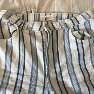  - Blårandiga byxor från HM. Storlek 44. Använt ett par fåtal gånger. 