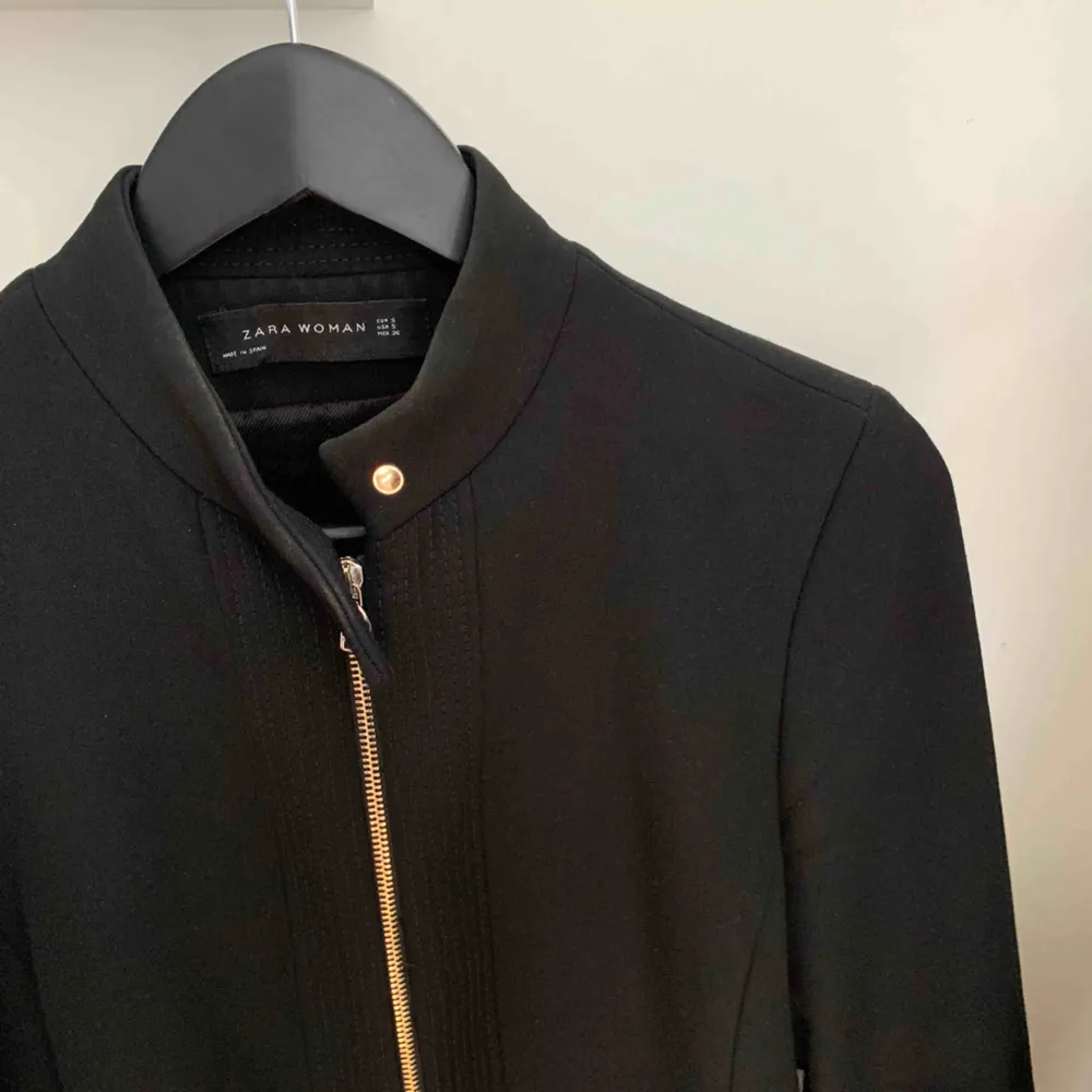 En mycket fin svart kappa från Zara. Använd ett flertal gånger, men fint skick.   Köpare står för frakten:) kan mötas upp i Göteborg. . Jackor.
