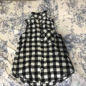  - Använd få gånger sommar skjorta utan armar