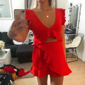  - 1kjol+3 toppar = allt för 250 kr.  Säljs enbart som paket.  Kjolen är str 34, första toppen M, andra toppen 38 och tredje M. Alla toppar passar s/m. 