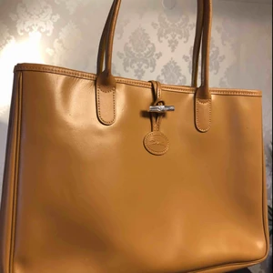  - Äkta Longchamp leder väska. Har en liten defekt på sidan (som visas på bilden) Butik pris 4000kr.