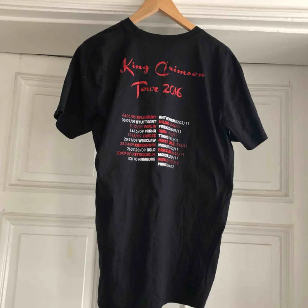 King Crimson Tour 2016. Kan hämtas i Uppsala eller skickas mot fraktkostnad . T-shirts.