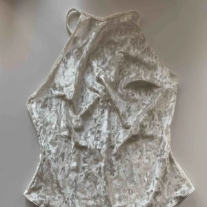  - Body i vit sammet. Superskön! Använd typ 1 gång. Frakt tillkommer🌸