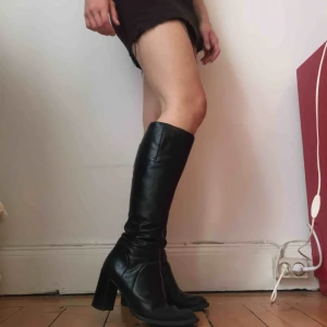  - Svarta högklackade stövlar med förvånansvärt bekväm klack! 