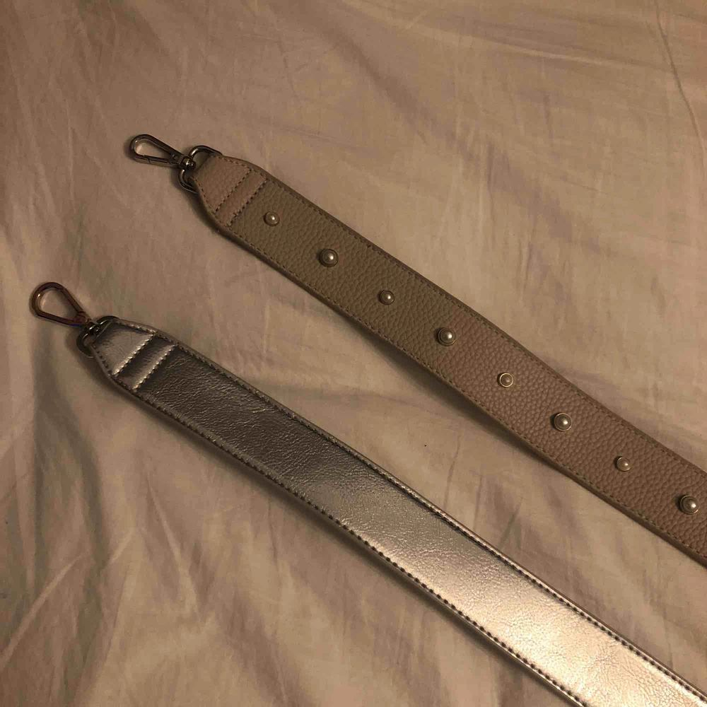 90cm båda två, det beiga bandet är aldrig använt och de silvriga ett fåtal gånger, 50kr styck men 90kr för båda💓. Övrigt.