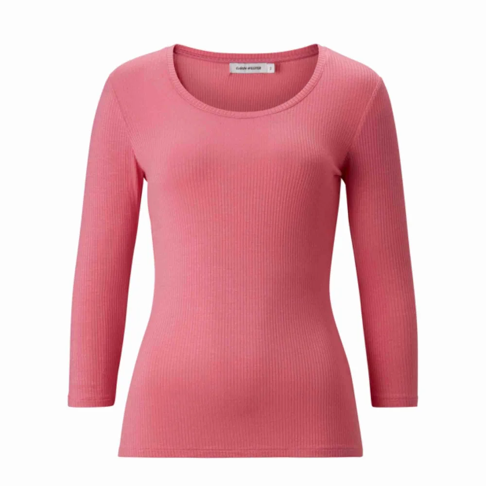 tight 3/4ärmad tröja från Carin Wester! Modellen heter ”Carina”, finns i butik men inte i den här färgen. Superskön! Använd kanske två gånger. . Toppar.