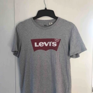  - Levis t shirt i bra skick