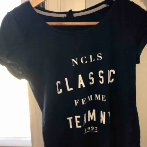  - T-Shirt från Gina, köpt för ett par år sedan och går därför inte att få tag i något mer. Köp för ca 180kr säljes för 60kr + 20kr frakt😊💘 ‼️endast swish‼️