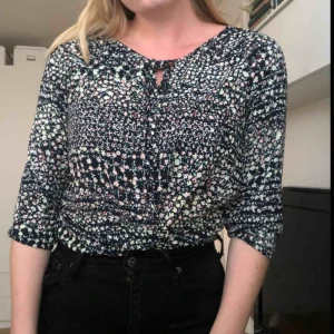  - En skön och luftig blus perfekt nu under sommaren! Väldigt fint skick bara någon liten tråd som bara är att klippa bort om den stör.  Säljer pga lite tight över ryggen annars är den en dröm!  Köpare står för frakt 