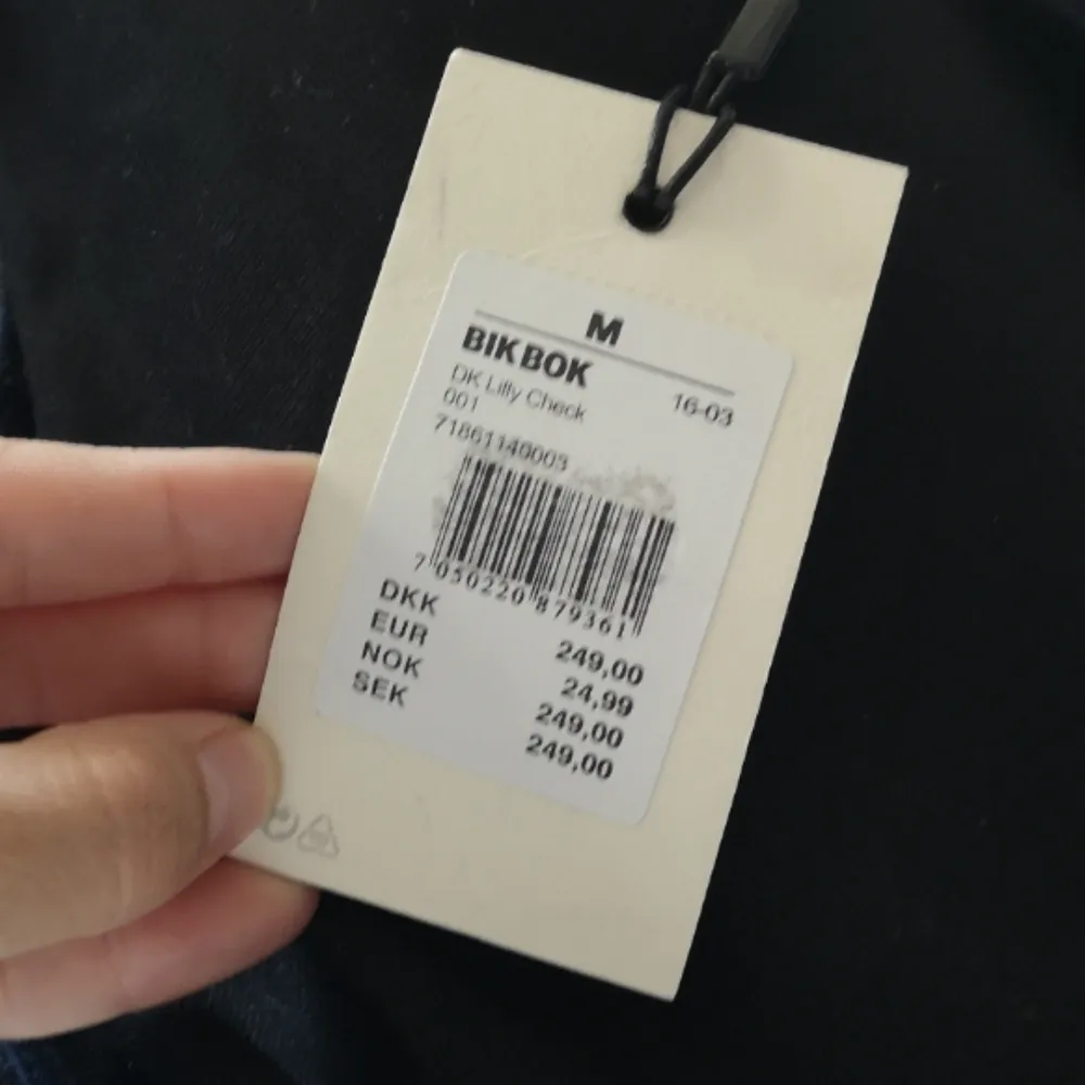 Så så fin pinaforeklänning från bikbok, oanvänd med lappen kvar! Har kostat 249 kr. Storlek medium, frakten för denna ligger på 36 kr, samfraktar gärna! 😌👍 (mer fraktkostnad kan tillkomma vid köp av flertalet varor) . Klänningar.