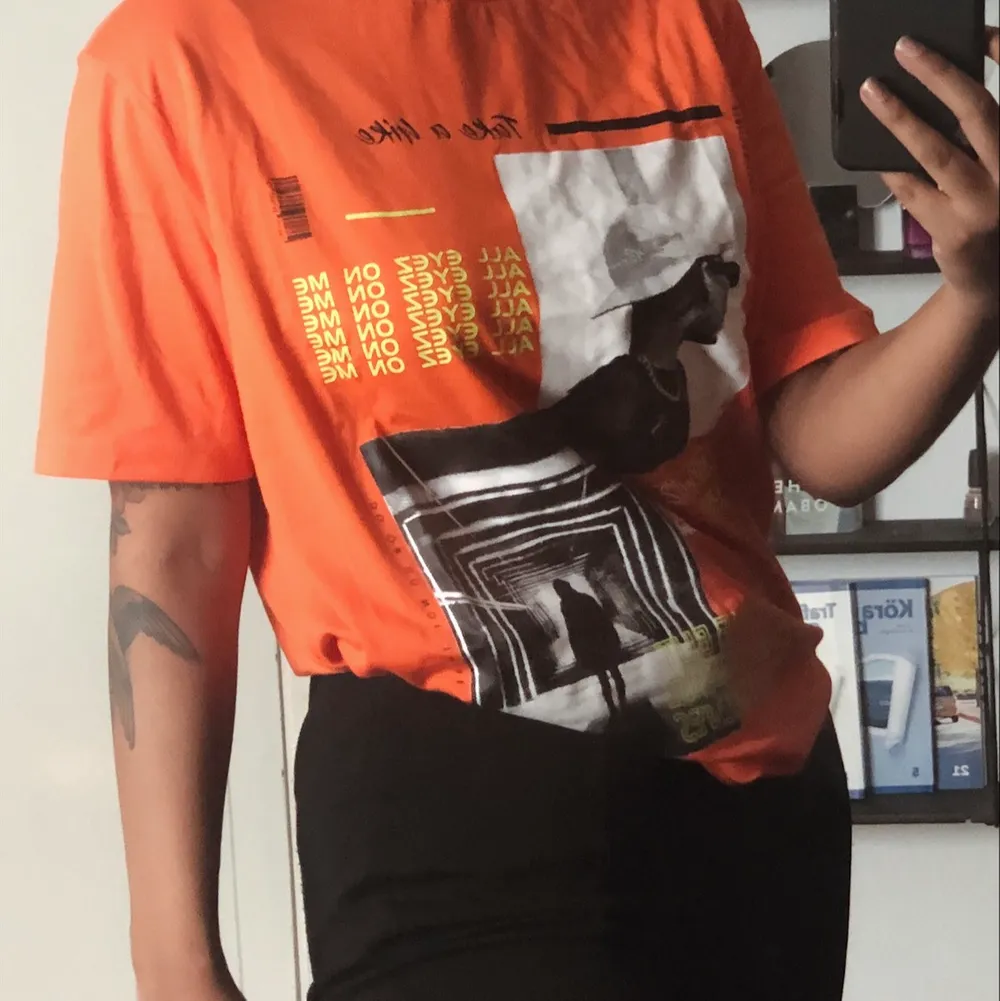 aldrig använd! orange t-shirt med tryck, väldigt skön med perfekt passform💕 (ingen retur). T-shirts.