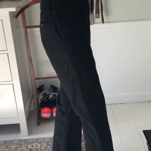 Svarta kostymbyxor - Svarta kostymbyxor köpta på second hand. Sitter supersnyggt och är bra längd för mig som är nästan 172 cm.