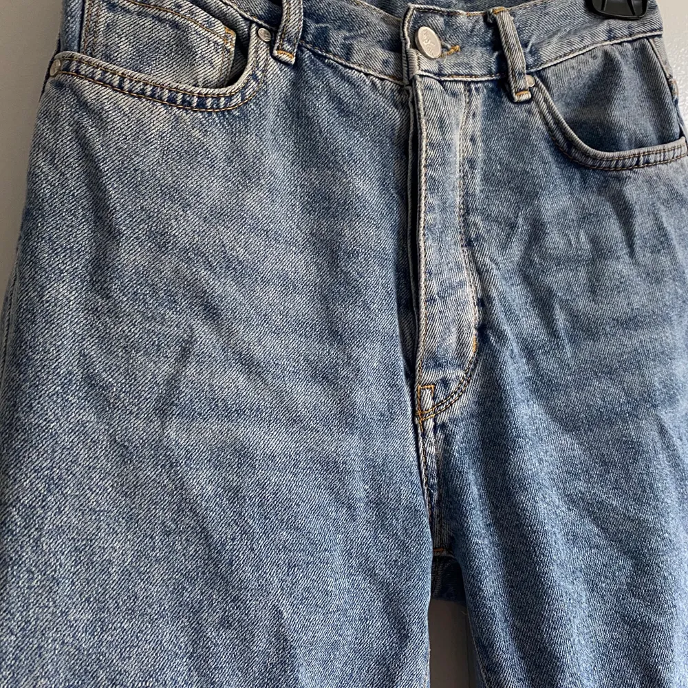 Raka/skinnyjeans som passar en storlek xs-s. Fint skick! Färgen är mest rättvis på första bilden🤯 . Jeans & Byxor.