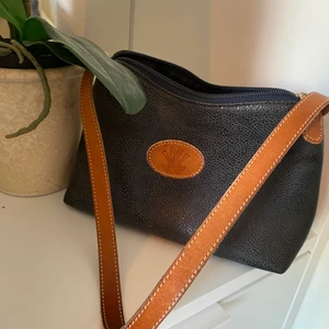 Jättefin väska - Köpt på second hand i Köpenhamn. Det enda slitaget är bandets fäste (se bild) Det har varit så sen jag köpte den så det är ingen risk att den går av! Möts endast upp i stockholm! 💕