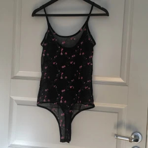 Mesh top - En genomskinling body suit från Bikbok, stlr XS. Axelbanden går att justera, knäppning i grenen. Avänd endast ett fåtal gånger då den var för liten för mig så plagget är i nyskick! Köparen står för frakten :)
