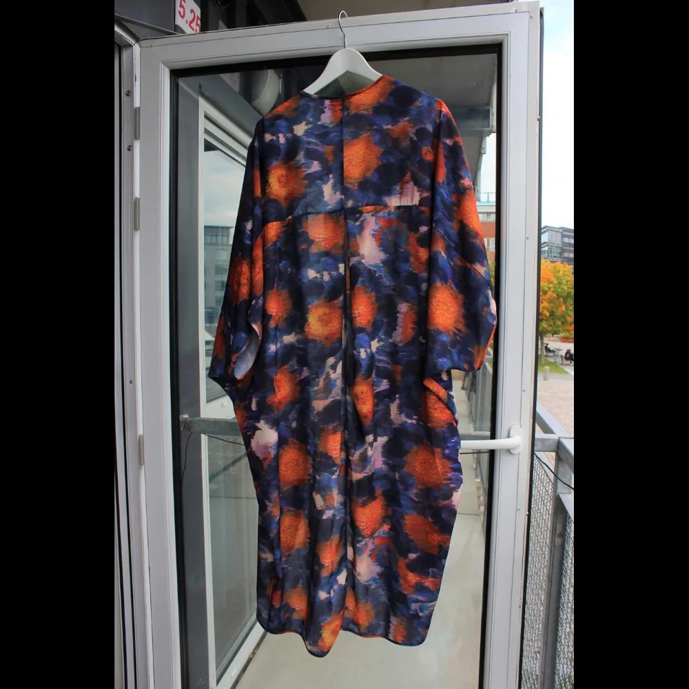 Underbar, lång sarong från Monki i orange och blått mönster! Onesize-storlek.. Tröjor & Koftor.