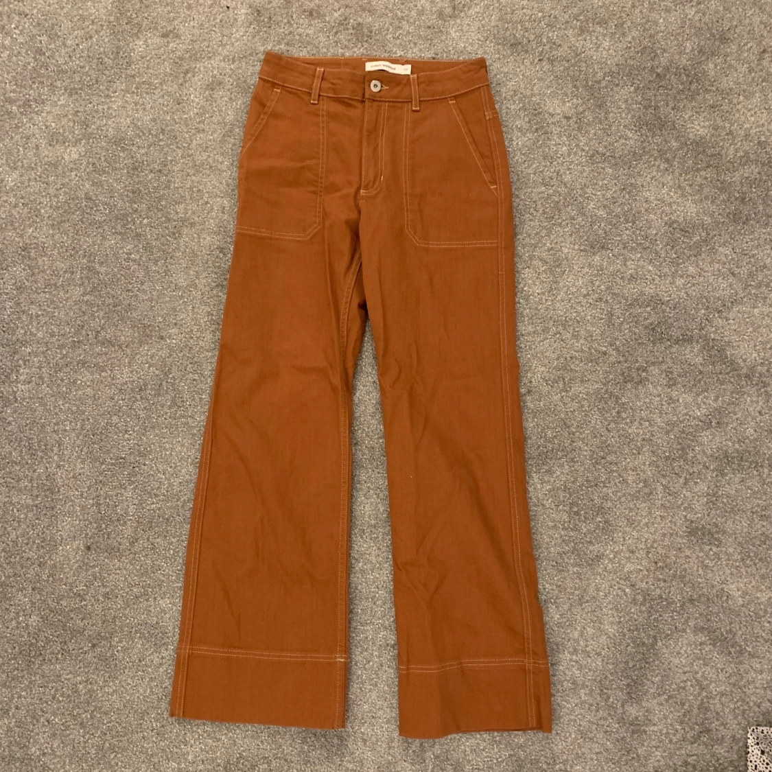 Raka byxor med coola söm-detaljer  - 90