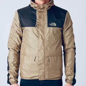 The North face 1985 mountain jacket - Beige north face jacka i storlek Herr XS. Cond: 9/10. Väldigt skön jacka när de till exempel blåser.