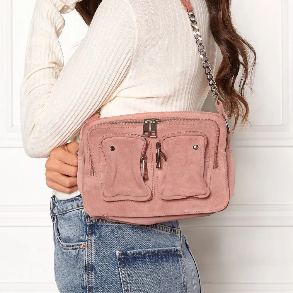 Skit fin och trendig rosa mocka väska från núnoo!💕 köpt i Danmark för ca1200!skriv för fler bilder❤️. Accessoarer.