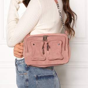Skit fin och trendig rosa mocka väska från núnoo!💕 köpt i Danmark för ca1200!skriv för fler bilder❤️