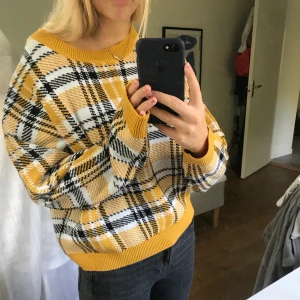 Rutig stickad tröja - Gul rutig tunt stickad tröja från hm. 120kr med frakt. Högsta bud 275