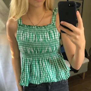 Rutig topp - Supersöt rutig grön topp från zara. 120kr inklusive frakt. Pris kan diskuteras