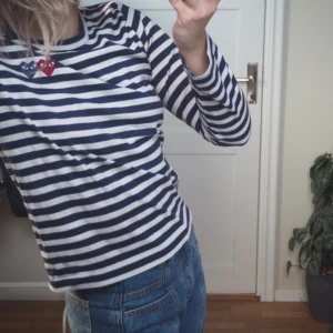 Comme des garçons - Aldrig använd. I helt nytt skick. Köpt på affären i Paris. Storlek M men passar på XS/S eftersom deras storlekar är väldigt små. 
