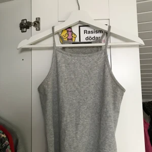 Halterneck topp BIKBOK - Superfin halterneck-topp söker nytt hem. Såå snygg under tex en blazer✨🧡Storlek S