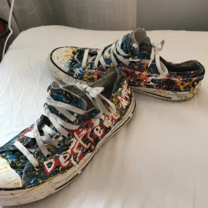 As snygga converse - Så jävlas snygga converse köpt secondhand och aldrig använda asså vÄrkligen aldrug pga för små#ångest.Köpt för 500 och var lxm ”målade ”när ja köpte dem men fägen har ej gått av ngt asså den sitter bra lxm,Dem är såklart äkta och är supersköna säljer för 200 men pris kan diskuteras,och om fler är intreserade buda i komenarerna om igen budar över dig på 24timmar e dem dina,skriv i chatten eller privat för fler frågor puss💕💕💕