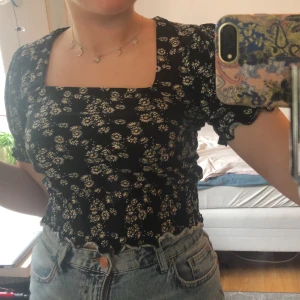Blommig topp med puffiga armar - jätte söt och fin 🤍