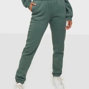 Mjukisbyxor Nelly - Jättesköna mjukisbyxor från Nelly i grön. Storlek S sitter perfekt på mig som är en S/M. Bra kvalitet 