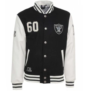 Oakland Raiders VarsityJacka - Intressekoll för min Oakland Raiders varsityjacka från säsongen 95. Strl M som ger en oversized fit för dom med S. Inga skambud. Äkta läder