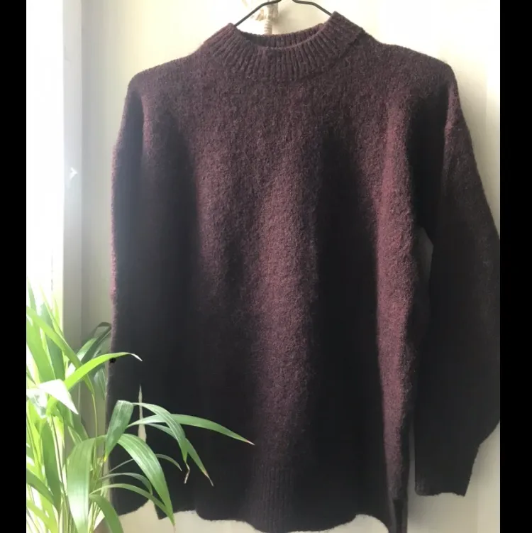 Snygg tröja i vinrött köpt på Carlings, mysig nu till hösten och vintern. Andra bilden visar färgen på tröjan bättre 💜. Stickat.
