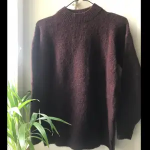 Snygg tröja i vinrött köpt på Carlings, mysig nu till hösten och vintern. Andra bilden visar färgen på tröjan bättre 💜