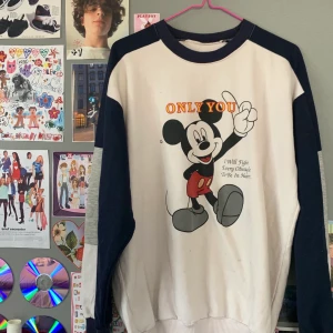 Musse pigg sweatshirt  - Asball Musse pigg sweatshirt i storlek L, köpt på beyond retro för 450kr säljer då den knappt kommer till användning🧚🏼‍♀️
