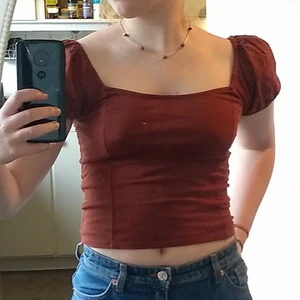 Sötaste toppen från Monki! - Knappt använd topp från Monki! Med puffiga ärmar och bred urringning. Rödbrun färg 