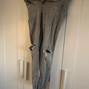 Gråa jeans - Gråa jeans med hål på knäna, jätte fin passform och ankel längd.