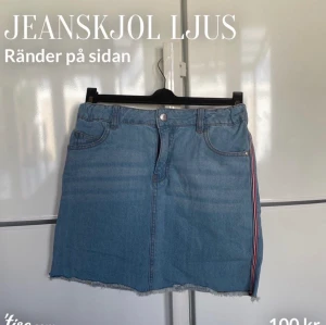Ljus jeanskjol  - En ljus jeanskjol med ränder på sidan & resor i midan. Använd få ggr i fint skick, frakten ingår 🦋