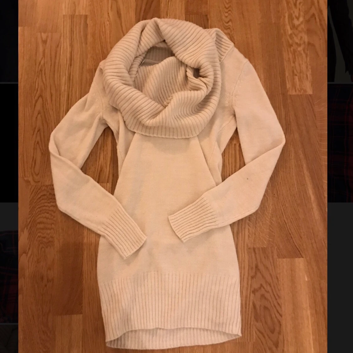 Beige stickad klänning