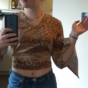 Coolaste tröjan! - Så cool tröja m leopard mönster o slitsade ärmar! Passar stl xs-m. Köpt på humana. Skriv för fler bilder! 